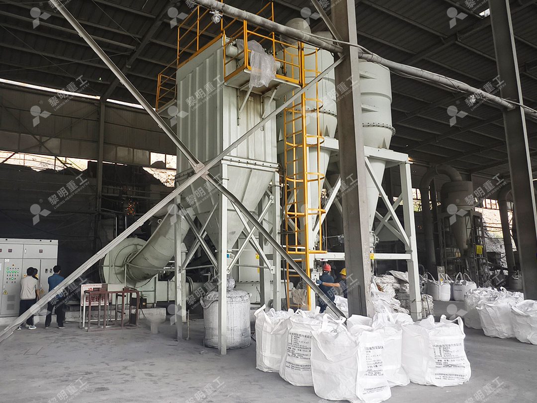 黎明重工现代化生产基地俯瞰图，展示其强大的研发制造实力